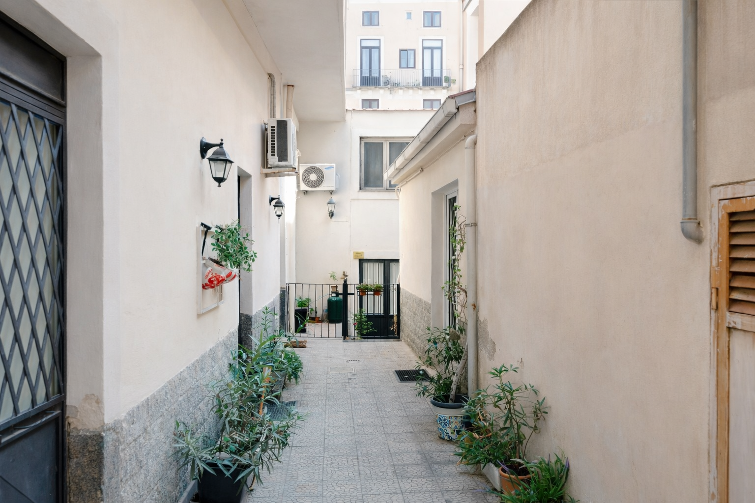 Ingresso esterno di Bedda Matri: vicolo privato silenzioso con piante mediterranee a pochi passi dal centro di Catania