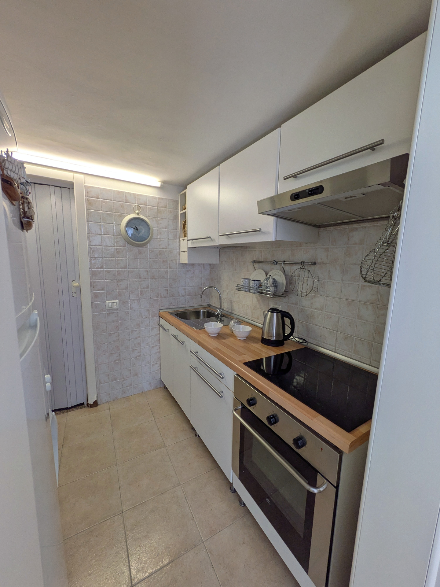 Equipped kitchen with oven, hob and all the essentials