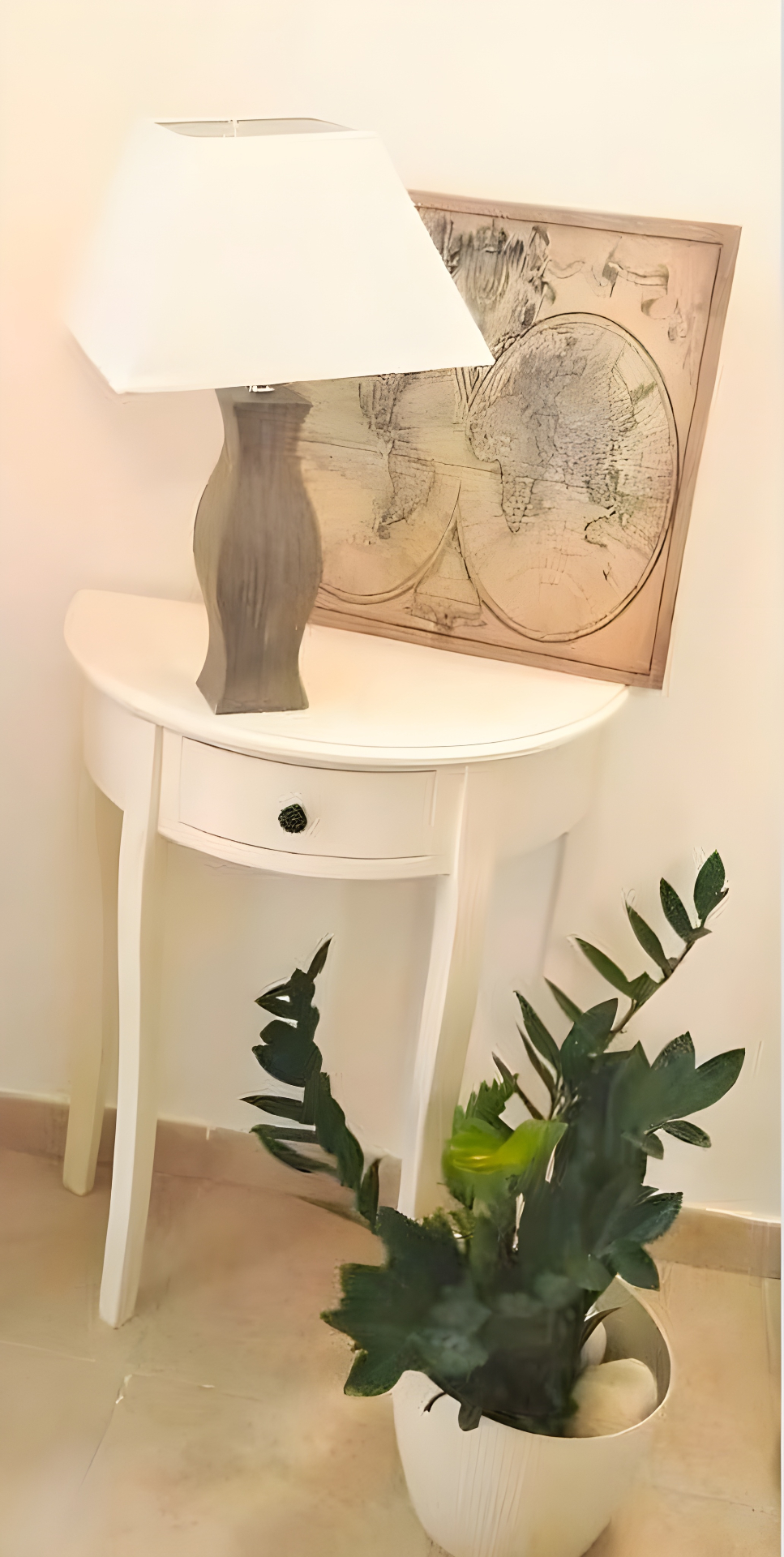 Decor corner with white console, lamp and curated details
